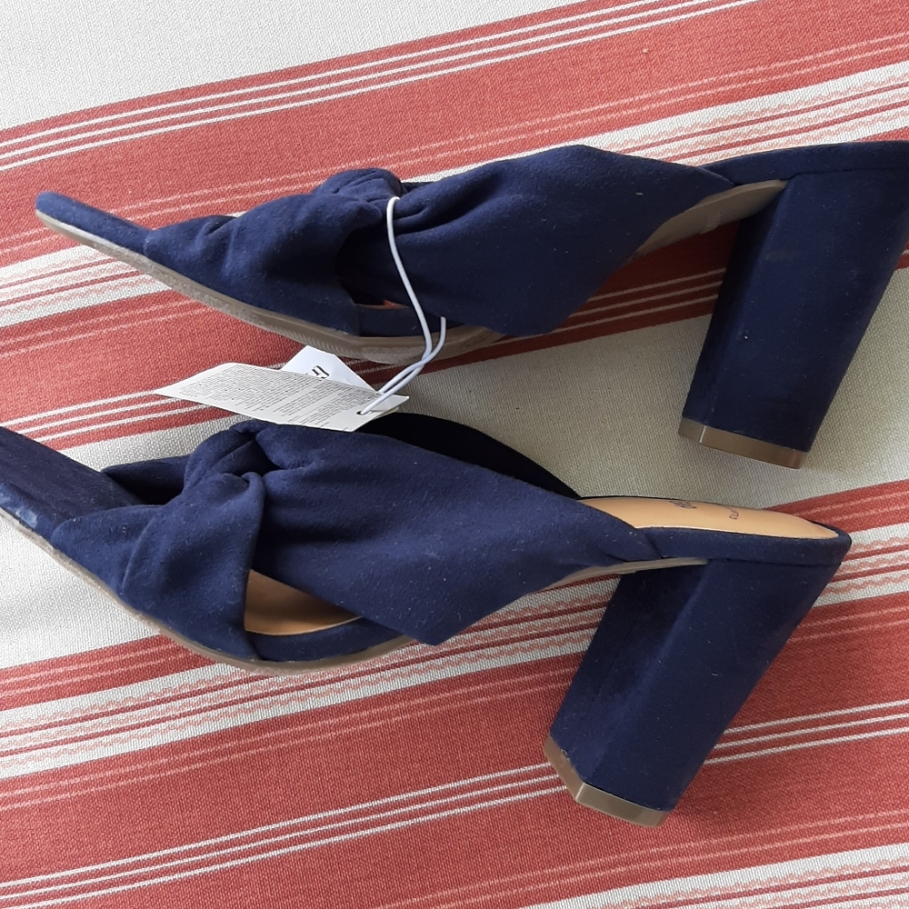NWT Gap sandals with heel - Picture 2 of 5